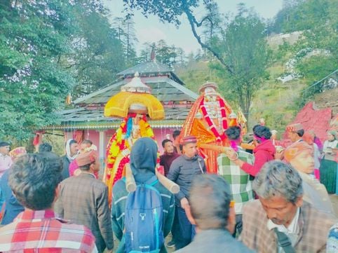 धार गांव में आयोजित मिनी दशहरा उत्सव के समापन पर मौजूद मुख्यातिथि और अन्य। स्रोत : मेला समिति
