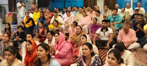 उत्सव में भजन गाते गायक अमन भैया। संवाद 