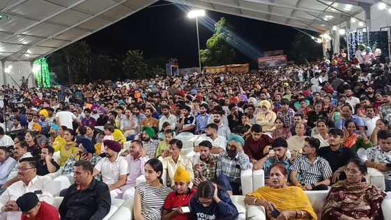 यमुना शरद महोत्सव के दौरान पंजाबी कलाकार कंवर ग्रेवाल प्रस्तुति देते हुए: संवाद यमुना शरद महोत्सव के दौरान पंजाबी कलाकार कंवर ग्रेवाल प्रस्तुति देते हुए: संवाद