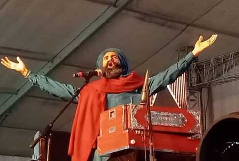 यमुना शरद महोत्सव के दौरान पंजाबी कलाकार कंवर ग्रेवाल प्रस्तुति देते हुए: संवाद यमुना शरद महोत्सव के दौरान पंजाबी कलाकार कंवर ग्रेवाल प्रस्तुति देते हुए: संवाद
