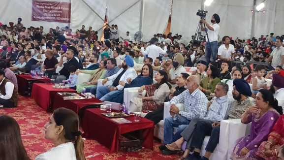 यमुना शरद महोत्सव के दौरान पंजाबी कलाकार कंवर ग्रेवाल प्रस्तुति देते हुए: संवाद यमुना शरद महोत्सव के दौरान पंजाबी कलाकार कंवर ग्रेवाल प्रस्तुति देते हुए: संवाद