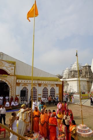 02- जैन मंदिर में सांस्कृतिक कार्यक्रम प्रस्तुत करतीं महिला कलाकारों की टीम- मंदिर समिति
