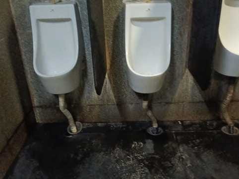 07kht_1बस स्टैंड केे शौचालयों में ओवरफ्लो होते बेसिन।