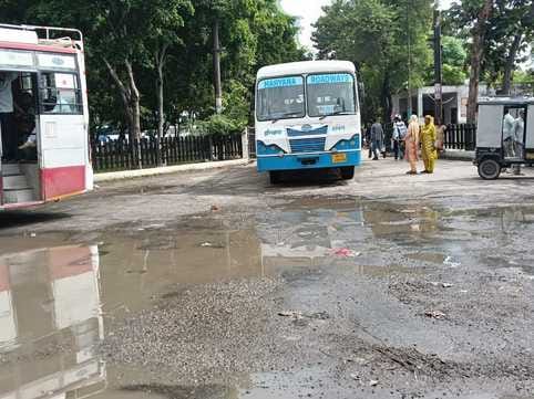 07kht_1बस स्टैंड केे शौचालयों में ओवरफ्लो होते बेसिन।