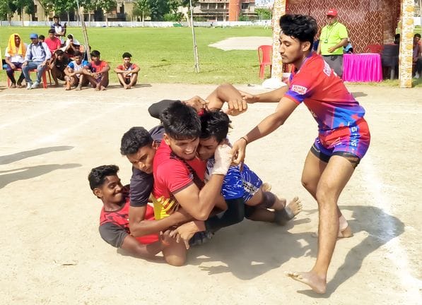 14-मकबरा स्थित स्टेडियम में प्रतियोगिता के दौरान कबड्डी खेलते खिलाड़ी।-संवाद 14-मकबरा स्थित स्टेडियम में प्रतियोगिता के दौरान कबड्डी खेलते खिलाड़ी।-संवाद