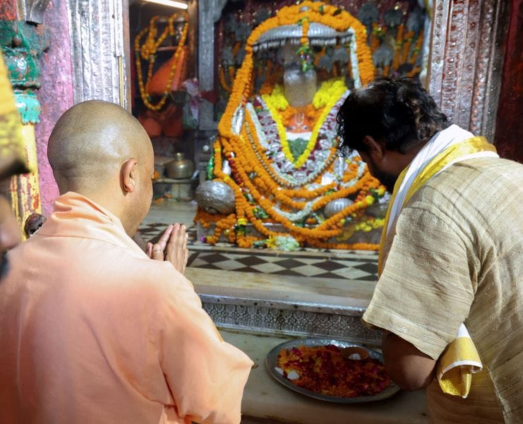 33-बृहस्पति कुंड में केंद्रीय वित्त मंत्री निर्मला सीतारमण का स्वागत करते मुख्यमंत्री योगी आदित 33-बृहस्पति कुंड में केंद्रीय वित्त मंत्री निर्मला सीतारमण का स्वागत करते मुख्यमंत्री योगी आदित