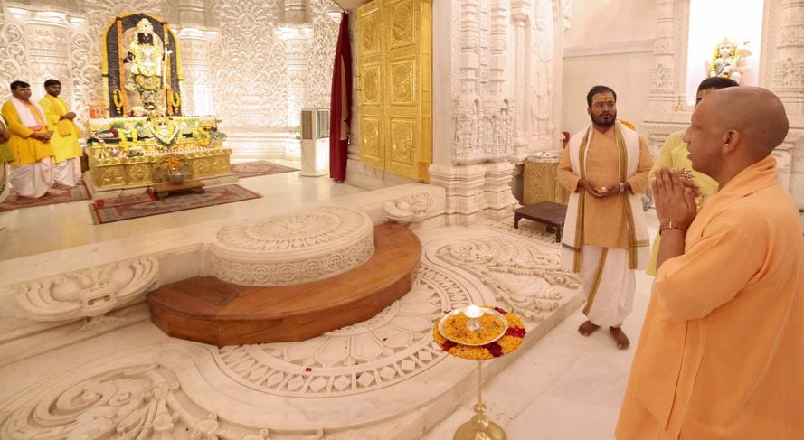 33-बृहस्पति कुंड में केंद्रीय वित्त मंत्री निर्मला सीतारमण का स्वागत करते मुख्यमंत्री योगी आदित 33-बृहस्पति कुंड में केंद्रीय वित्त मंत्री निर्मला सीतारमण का स्वागत करते मुख्यमंत्री योगी आदित