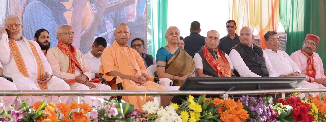53-सरयू तट पर सरयू पूजन करतीं केंद्रीय वित्त मंत्री निर्मला सीतारमण।-सूचना 53-सरयू तट पर सरयू पूजन करतीं केंद्रीय वित्त मंत्री निर्मला सीतारमण।-सूचना