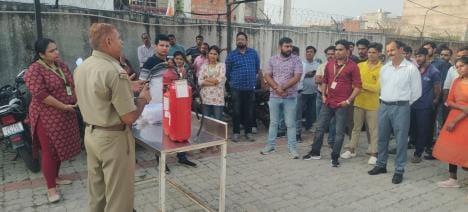 आग से बचाव के उपाय बताए।