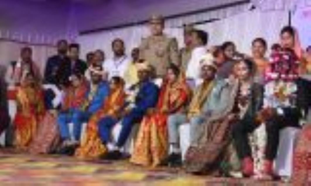 अग्नि के सात फेरे लेकर 23 युगलों ने शुरू की नई जिंदगी अग्नि के सात फेरे लेकर 23 युगलों ने शुरू की नई जिंदगी