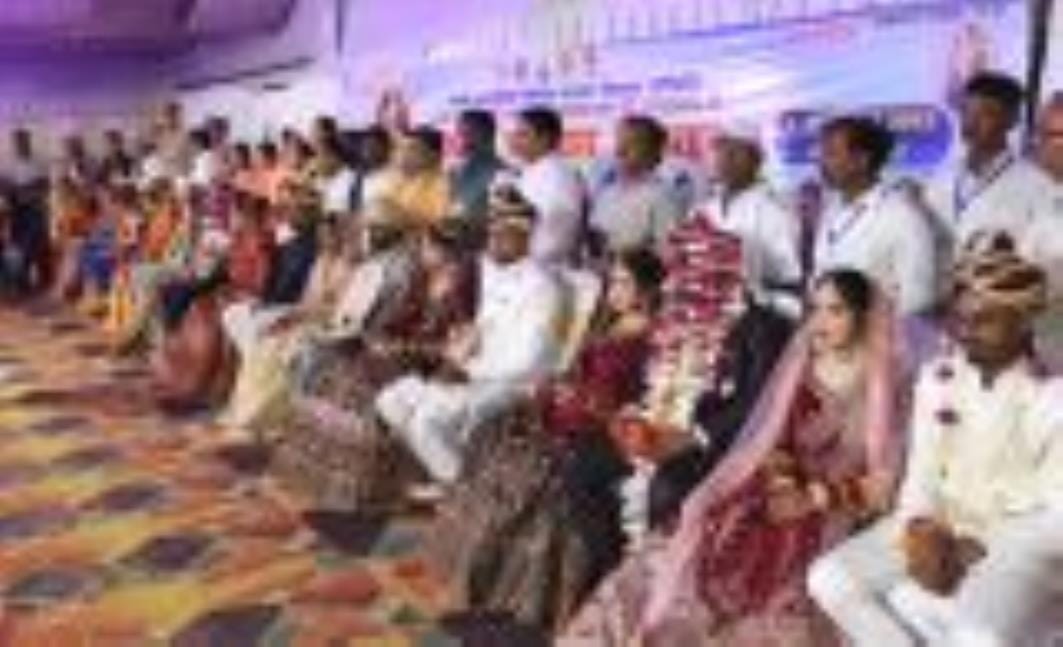 अग्नि के सात फेरे लेकर 23 युगलों ने शुरू की नई जिंदगी अग्नि के सात फेरे लेकर 23 युगलों ने शुरू की नई जिंदगी