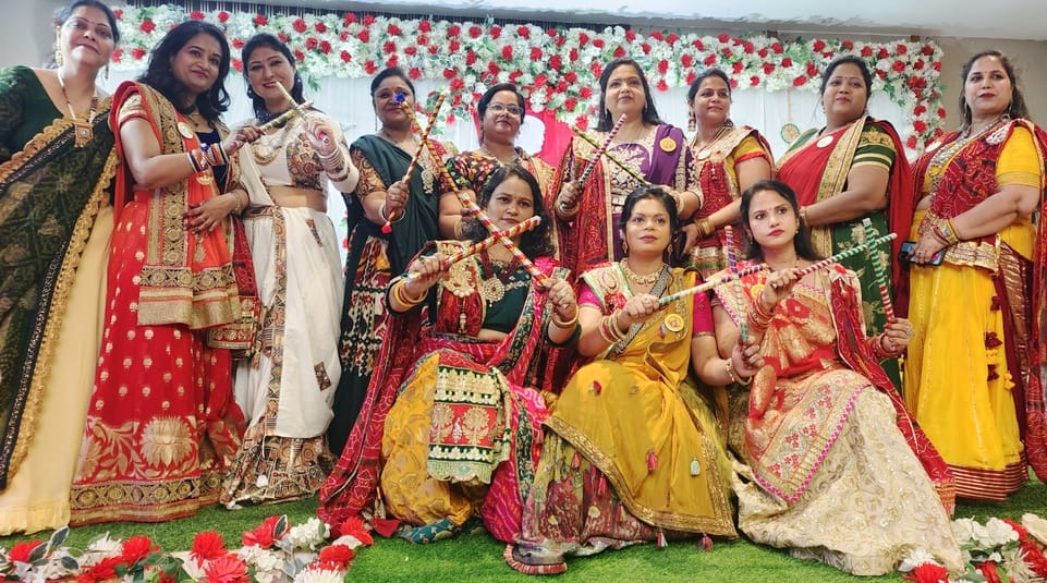 अग्रवाल महिला संघ द्वारा आयोजित करवा महोत्सव व डांडिया में नृत्य करती महिलाएं। संवाद अग्रवाल महिला संघ द्वारा आयोजित करवा महोत्सव व डांडिया में नृत्य करती महिलाएं। संवाद
