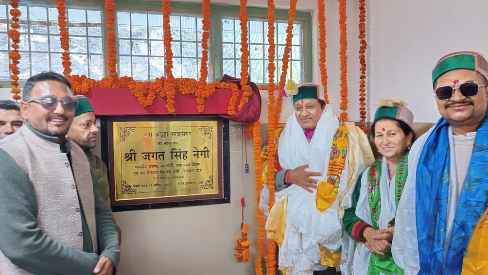 भावानगर में जातरू उत्सव के समापन पर उत्कृष्ट कार्य करने वालों को सम्मानित करते मंत्री जगत सिंह भावानगर में जातरू उत्सव के समापन पर उत्कृष्ट कार्य करने वालों को सम्मानित करते मंत्री जगत सिंह