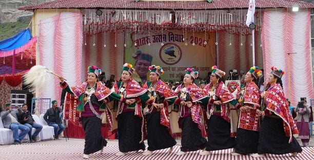 भावानगर में जातरू उत्सव के समापन पर उत्कृष्ट कार्य करने वालों को सम्मानित करते मंत्री जगत सिंह भावानगर में जातरू उत्सव के समापन पर उत्कृष्ट कार्य करने वालों को सम्मानित करते मंत्री जगत सिंह
