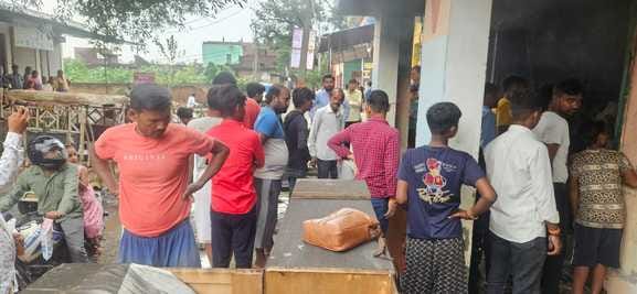 बरेली मोड़ पर मक्का से भरे ट्रक में लगे आग को बुझाते दमकल कर्मी। स्रोत: दमकल यूनिट बरेली मोड़ पर मक्का से भरे ट्रक में लगे आग को बुझाते दमकल कर्मी। स्रोत: दमकल यूनिट