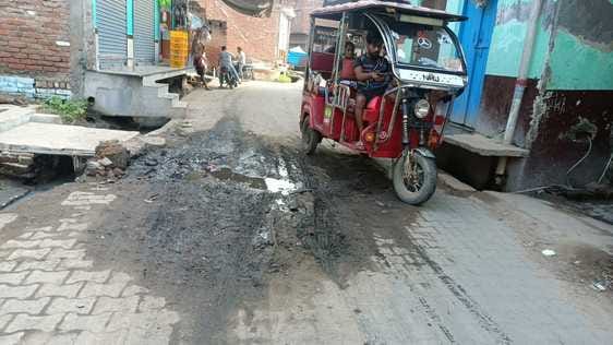 फोटो-08, चिलसरा रोड पुरानी चुंगी पर मुख्यमार्ग में गड्ढे। संवाद