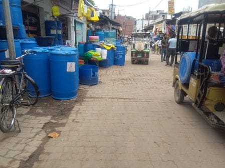 फोटो-08 एयूआरपी 02 सुभाष चौक पर एक साथ खड़ी 3 बसें व लगा जाम। संवाद फोटो-08 एयूआरपी 02 सुभाष चौक पर एक साथ खड़ी 3 बसें व लगा जाम। संवाद
