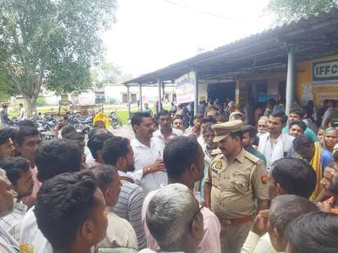 फोटो - 13 - लाइन में रोते किसान को चुप कराते दूसरे किसान। संवाद फोटो - 13 - लाइन में रोते किसान को चुप कराते दूसरे किसान। संवाद