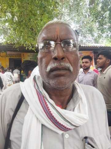 फोटो - 13 - लाइन में रोते किसान को चुप कराते दूसरे किसान। संवाद फोटो - 13 - लाइन में रोते किसान को चुप कराते दूसरे किसान। संवाद