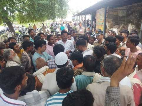 फोटो - 13 - लाइन में रोते किसान को चुप कराते दूसरे किसान। संवाद फोटो - 13 - लाइन में रोते किसान को चुप कराते दूसरे किसान। संवाद