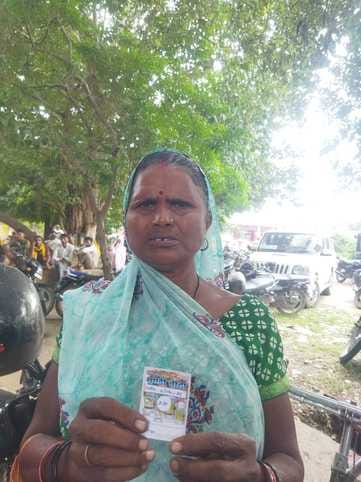 फोटो - 13 - लाइन में रोते किसान को चुप कराते दूसरे किसान। संवाद फोटो - 13 - लाइन में रोते किसान को चुप कराते दूसरे किसान। संवाद