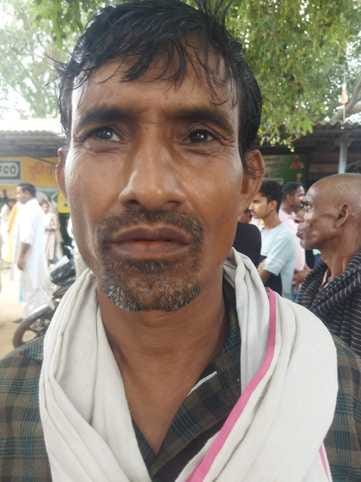 फोटो - 13 - लाइन में रोते किसान को चुप कराते दूसरे किसान। संवाद फोटो - 13 - लाइन में रोते किसान को चुप कराते दूसरे किसान। संवाद