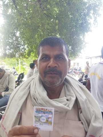 फोटो - 13 - लाइन में रोते किसान को चुप कराते दूसरे किसान। संवाद फोटो - 13 - लाइन में रोते किसान को चुप कराते दूसरे किसान। संवाद