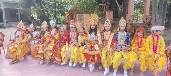 फोटो-13,श्रीराम का तिलक करते श्रद्वालु।संवाद