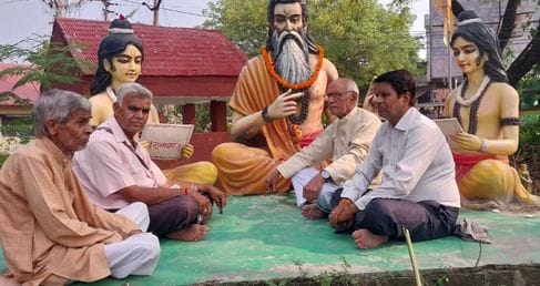 फोटो-15- जानकी कुंड वाल्मीकि आश्रम में संगीतमय सुंदरकांड का गायन करती मंडली। संवाद