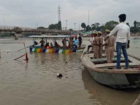 फोटो-16, पांचाल घाट पर गंगास्नान करते श्रद्धालु। संवाद फोटो-16, पांचाल घाट पर गंगास्नान करते श्रद्धालु। संवाद