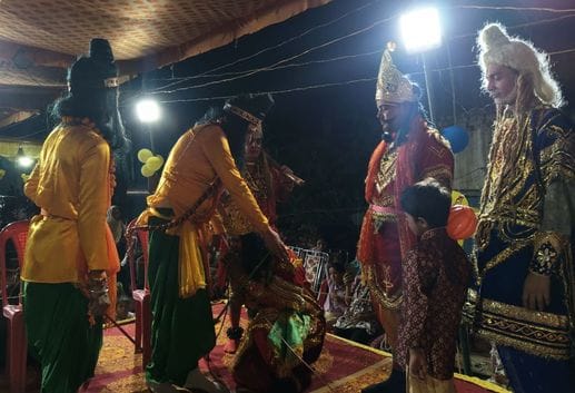 फोटो-24- धू-धूकर जलता रावण का पुतला। स्रोत: आयोजक फोटो-24- धू-धूकर जलता रावण का पुतला। स्रोत: आयोजक