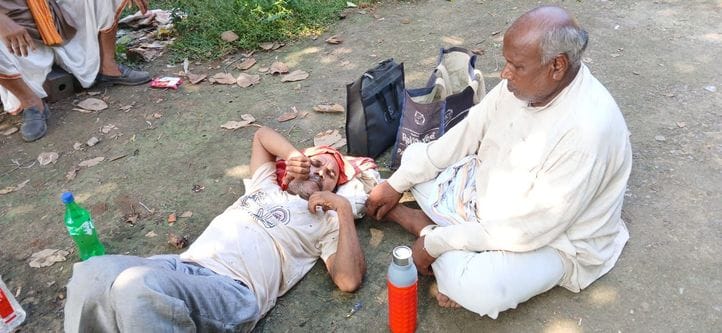 फोटो 25 सीकेटीपी-27- परिचय-शहर के इफ्को गोदाम के पास खाद के लिए किसानों की लगी भीड़। संवाद फोटो 25 सीकेटीपी-27- परिचय-शहर के इफ्को गोदाम के पास खाद के लिए किसानों की लगी भीड़। संवाद