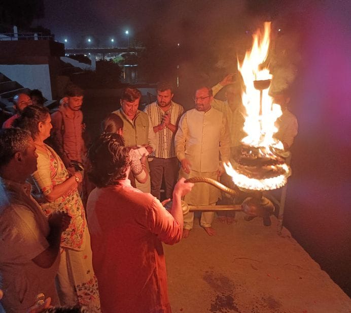फोटो 28 सीकेटीपी-1- परिचय- शरदोत्सव में संगीत कार्यक्रम प्रस्तुत करते कलाकार। संवाद फोटो 28 सीकेटीपी-1- परिचय- शरदोत्सव में संगीत कार्यक्रम प्रस्तुत करते कलाकार। संवाद