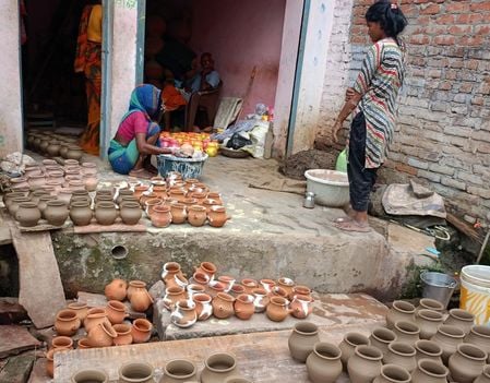 फोटो 28 सीकेटीपी-14- परिचय- बाजार में रंगीन व आकर्षक सजे रखे करवा। संवाद