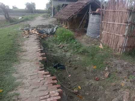 गांव के पास टूटा पड़ा गंगा का बांध स्रोत संवाद