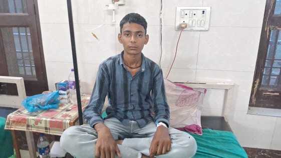 गांव खानपुर गुर्जर में उल्टी दस्त से पीड़ित बच्चा गांव खानपुर गुर्जर में उल्टी दस्त से पीड़ित बच्चा