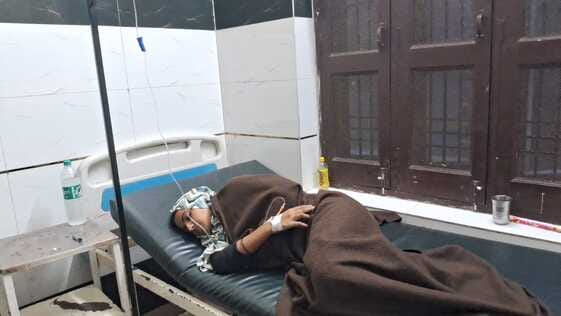 गांव खानपुर गुर्जर में उल्टी दस्त से पीड़ित बच्चा गांव खानपुर गुर्जर में उल्टी दस्त से पीड़ित बच्चा