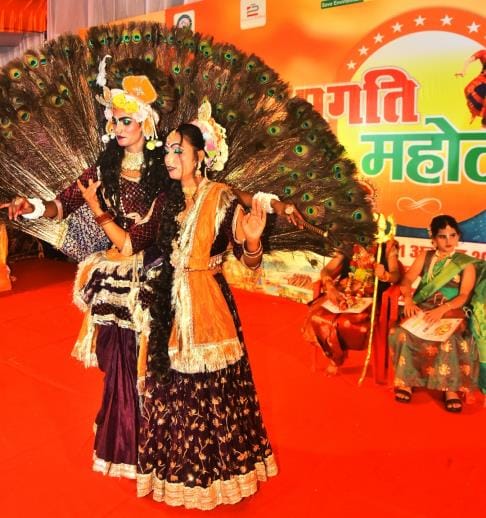 हनु श्री ट्रस्ट की ओर से बंगला बाजार स्थित प्रगति मेला मैदान में मंगलवार देर शाम हुई डांडिया न हनु श्री ट्रस्ट की ओर से बंगला बाजार स्थित प्रगति मेला मैदान में मंगलवार देर शाम हुई डांडिया न
