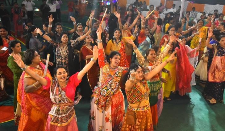 हनु श्री ट्रस्ट की ओर से बंगला बाजार स्थित प्रगति मेला मैदान में मंगलवार देर शाम हुई डांडिया न हनु श्री ट्रस्ट की ओर से बंगला बाजार स्थित प्रगति मेला मैदान में मंगलवार देर शाम हुई डांडिया न