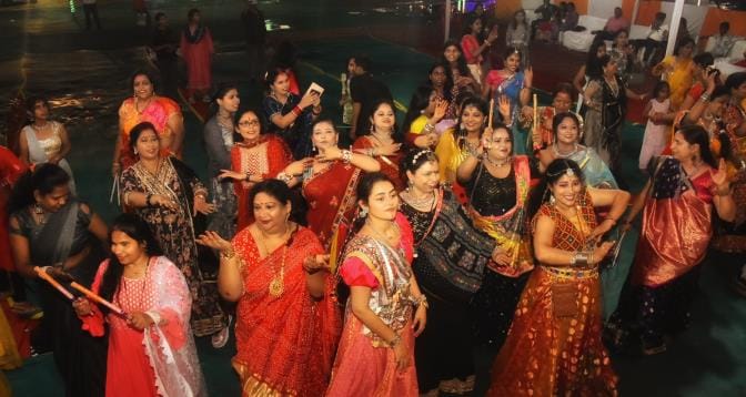 हनु श्री ट्रस्ट की ओर से बंगला बाजार स्थित प्रगति मेला मैदान में मंगलवार देर शाम हुई डांडिया न हनु श्री ट्रस्ट की ओर से बंगला बाजार स्थित प्रगति मेला मैदान में मंगलवार देर शाम हुई डांडिया न