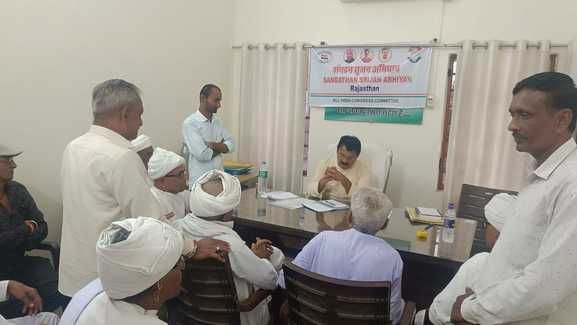 कांग्रेस कार्यालय में पदाधिकारियों और कार्यकर्ताओं को संबोधित करते जिला अध्यक्ष रमेश पंड्या।