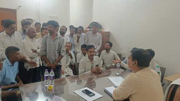 कांग्रेस कार्यालय में पदाधिकारियों और कार्यकर्ताओं को संबोधित करते जिला अध्यक्ष रमेश पंड्या।