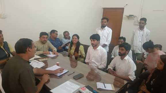 कांग्रेस कार्यालय में पदाधिकारियों और कार्यकर्ताओं को संबोधित करते जिला अध्यक्ष रमेश पंड्या।