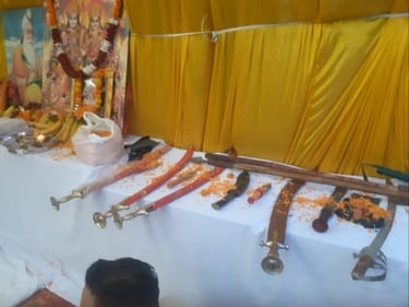 कुरुक्षेत्र । हनुमान चालीसा का पाठ करते बजरंग दल व विहिप कार्यकर्ता। स्वयंं