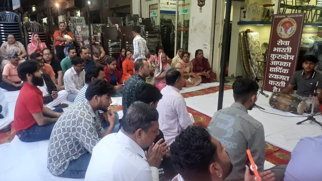 कुरुक्षेत्र । हनुमान चालीसा का पाठ करते बजरंग दल व विहिप कार्यकर्ता। स्वयंं
