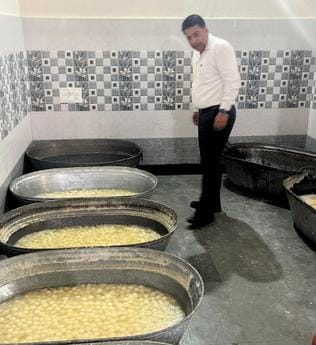 कुरुक्षेत्र। रसगुल्लों का सैंपल भरवाने के लिए पहुंचे अधिकारी। संवाद