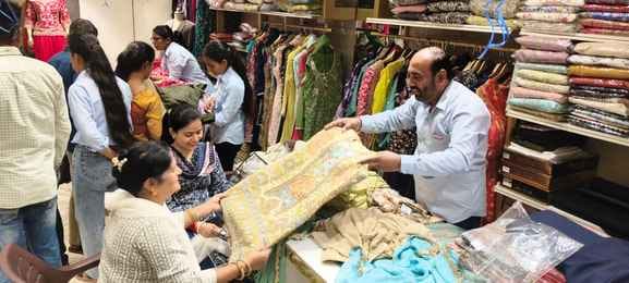 करवाचौथ के लिए साड़ियां पसंद करती महिलाएं। संवाद करवाचौथ के लिए साड़ियां पसंद करती महिलाएं। संवाद