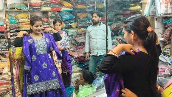 करवाचौथ के लिए साड़ियां पसंद करती महिलाएं। संवाद करवाचौथ के लिए साड़ियां पसंद करती महिलाएं। संवाद
