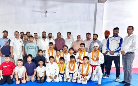 लाडवा। एकेडमी पहुंचने पर विजेता खिलाड़ियों का स्वागत करते एसोसिएशन के पदाधिकारी। स्वयं लाडवा। एकेडमी पहुंचने पर विजेता खिलाड़ियों का स्वागत करते एसोसिएशन के पदाधिकारी। स्वयं