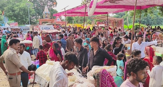 मोढ़ बाईपास पर लगे मेले का आनंद लेते लोग। संवाद